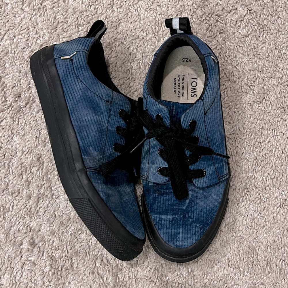 TOM’S Youth Lace Up Sneakers! Size 2.5 - blue tie dye